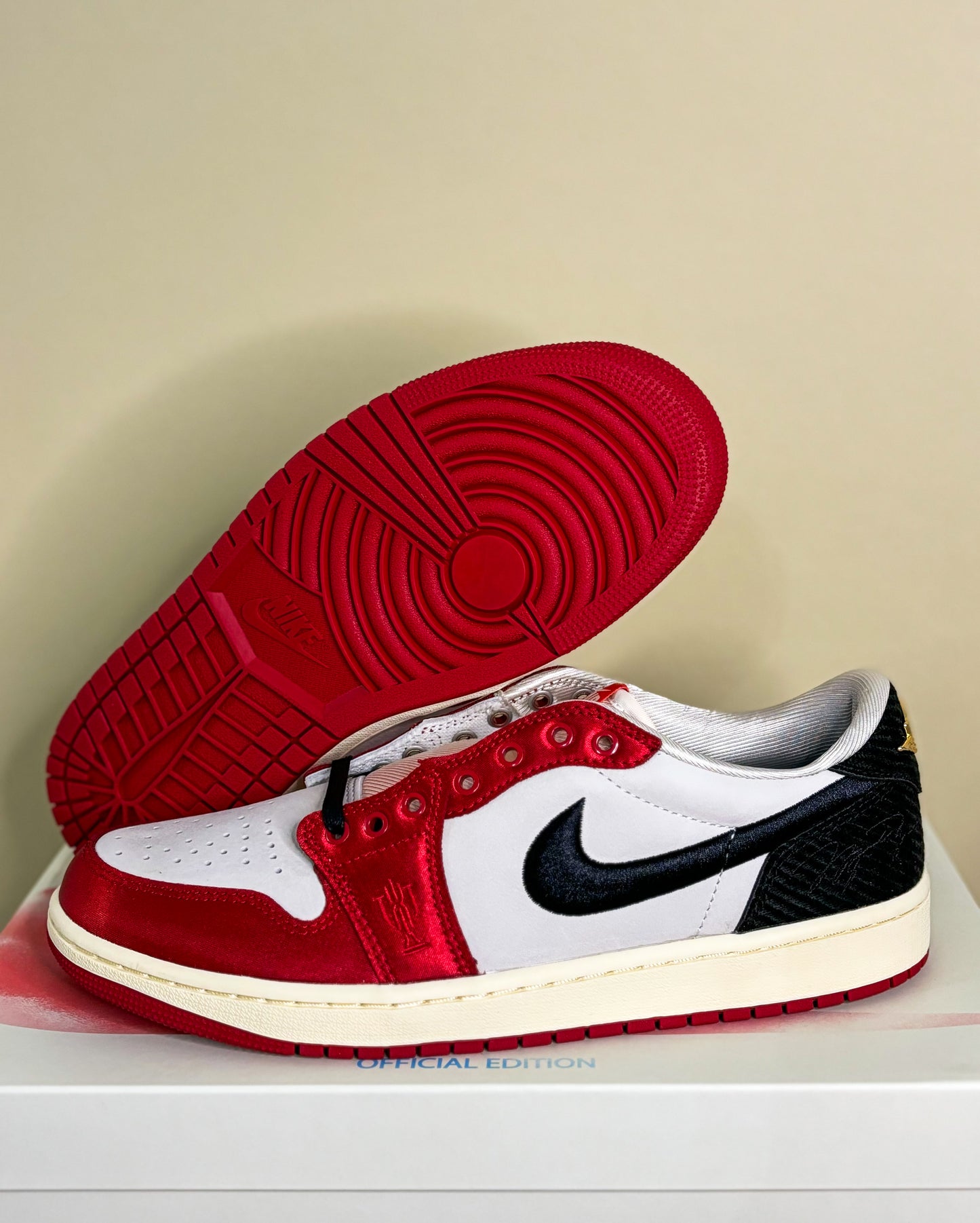 Jordan 1 Retro Low OG "Trophy Room Away"