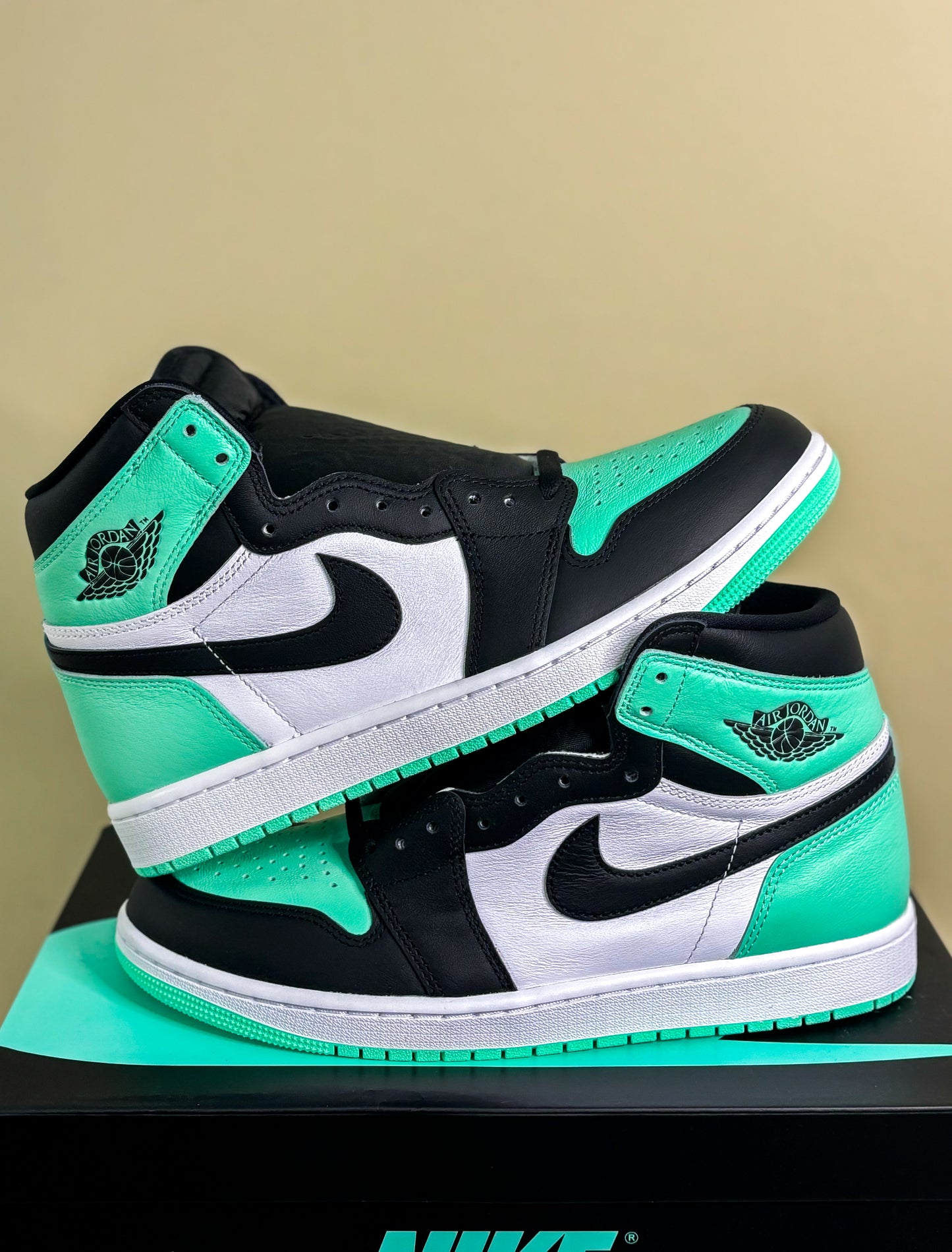 Jordan 1 Retro High OG "Green Glow"