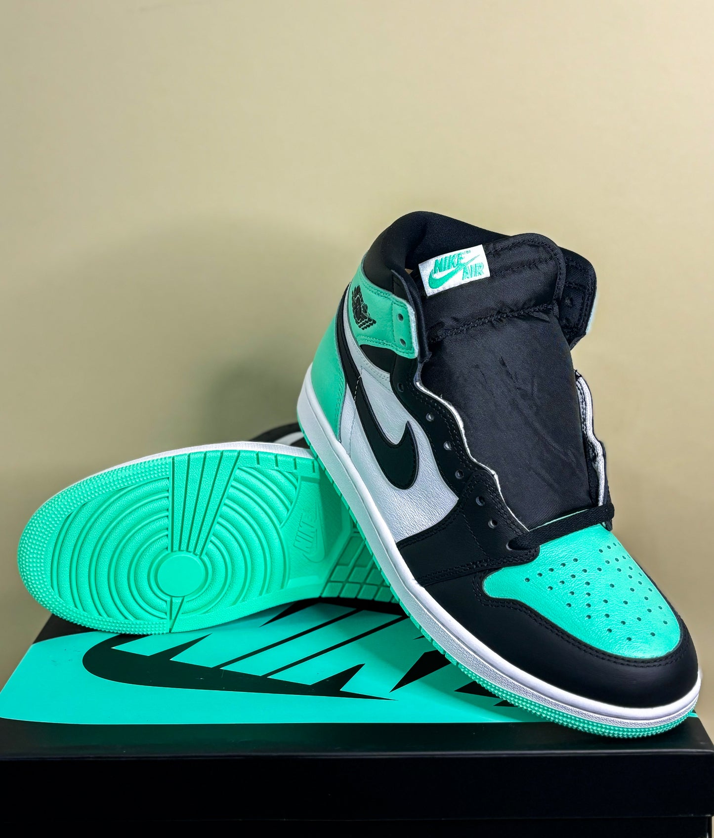 Jordan 1 Retro High OG "Green Glow"