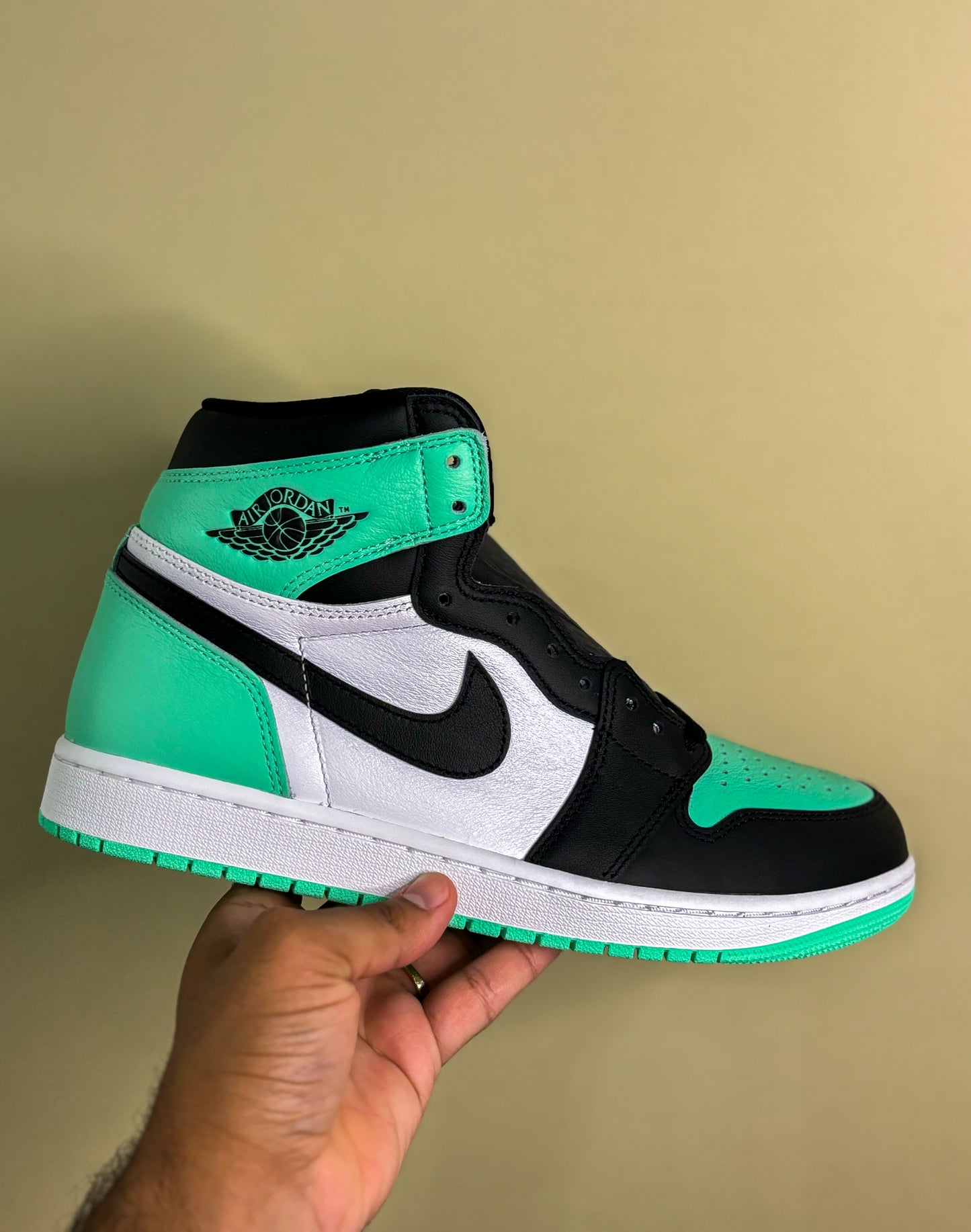 Jordan 1 Retro High OG "Green Glow"