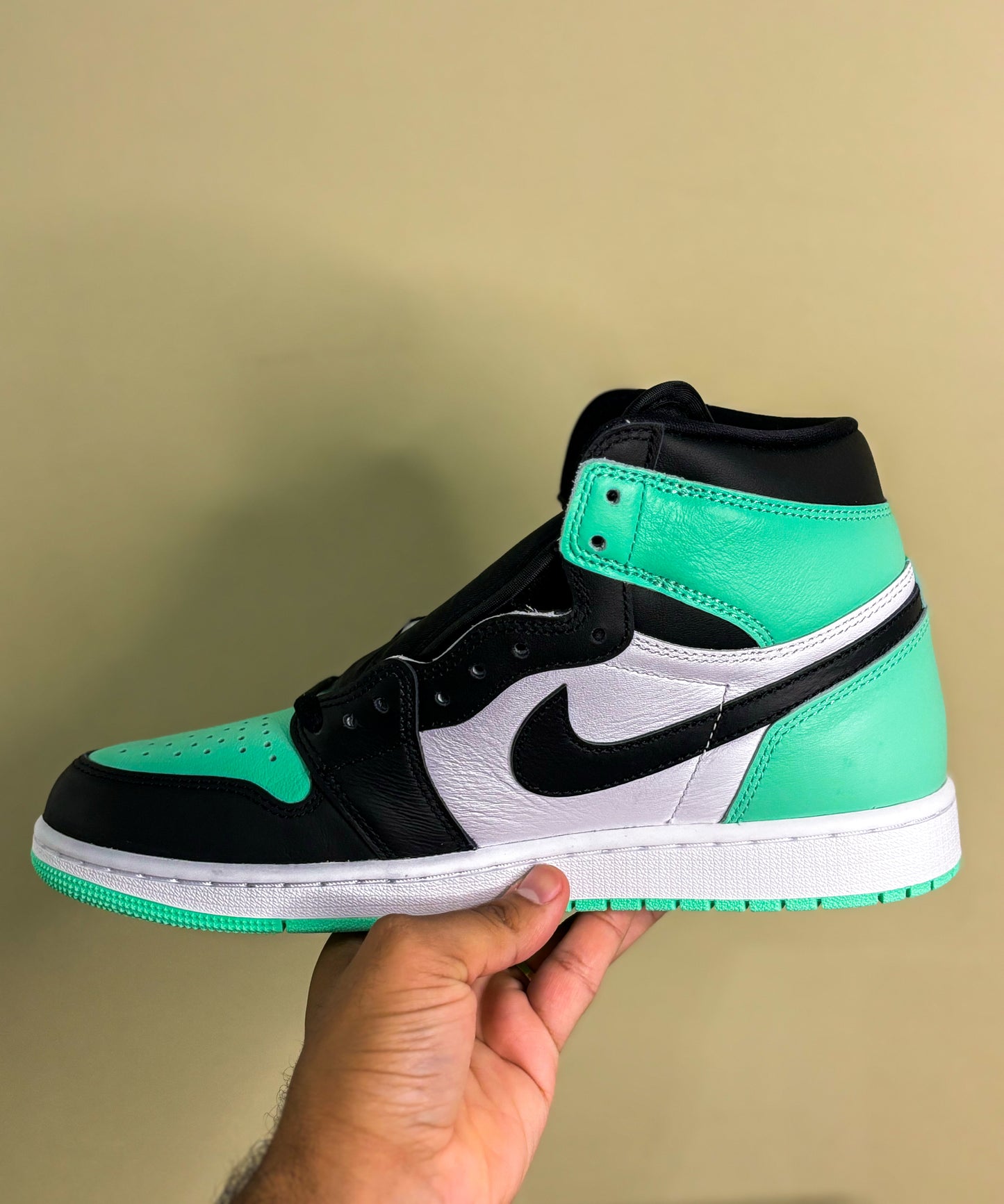 Jordan 1 Retro High OG "Green Glow"