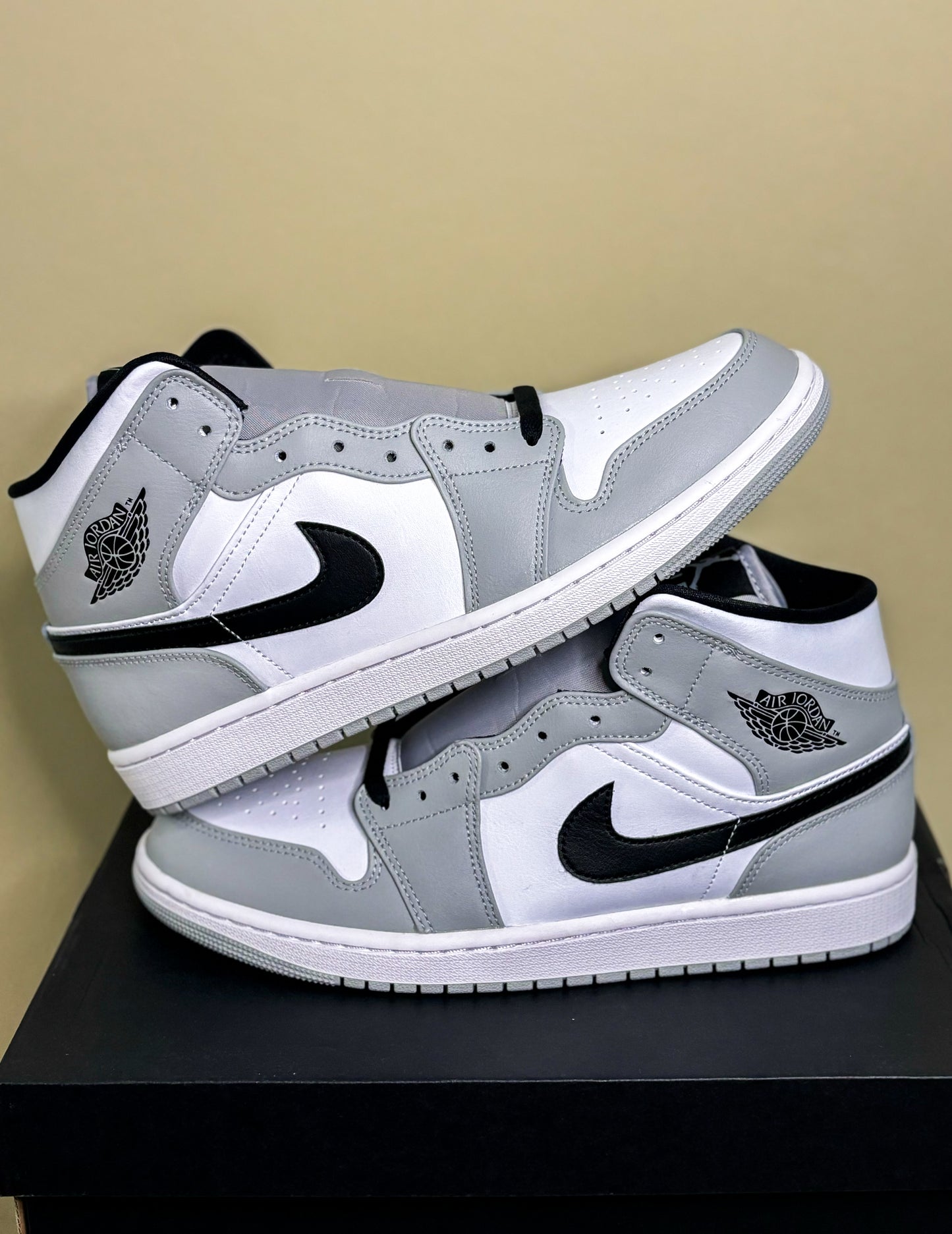 Jordan 1 Mid "Light Smoke Grey"