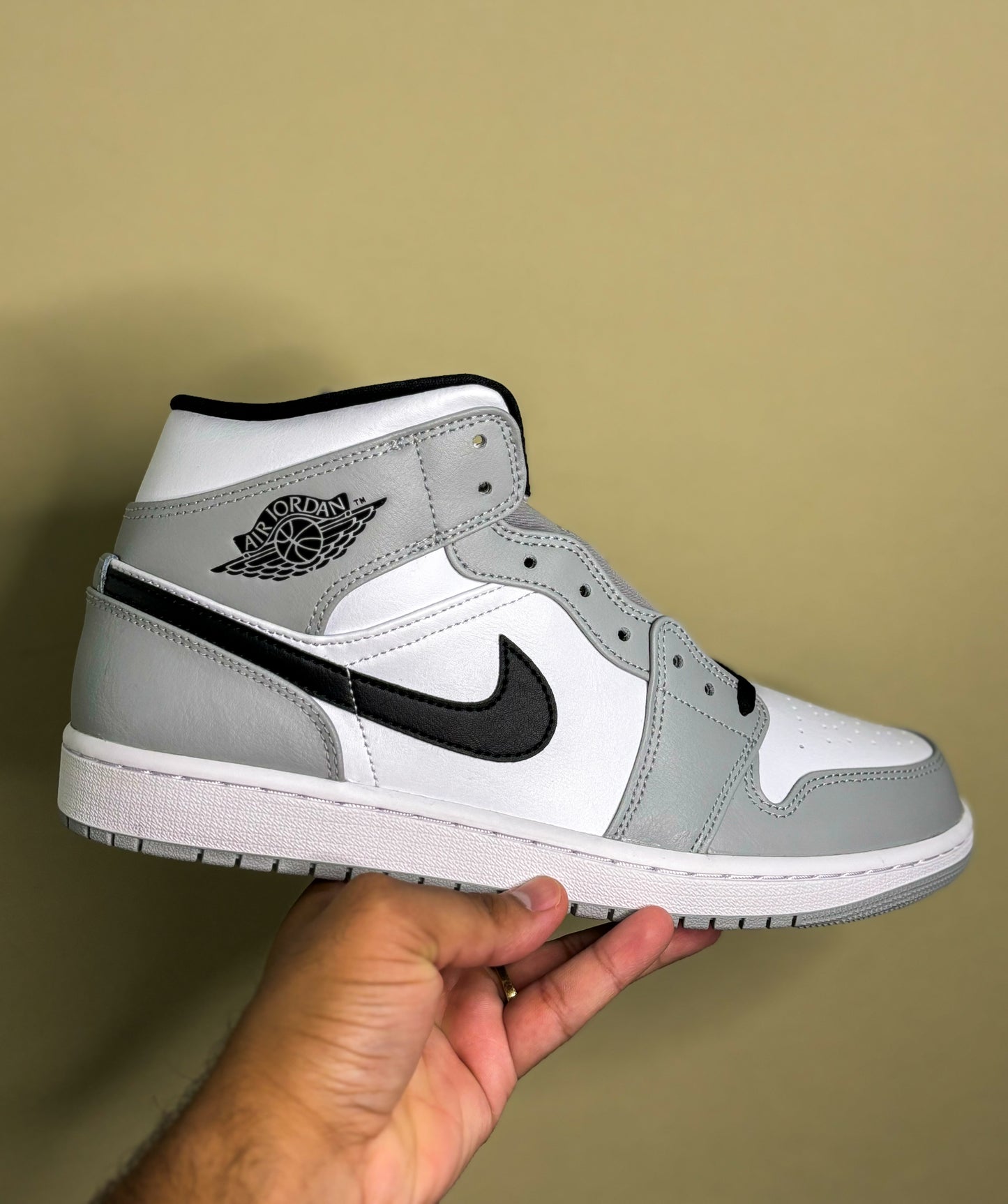 Jordan 1 Mid "Light Smoke Grey"